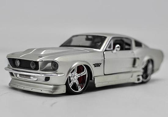 Diecast Ford Mustang GT Model 1:24 Scale Silver By Maisto
